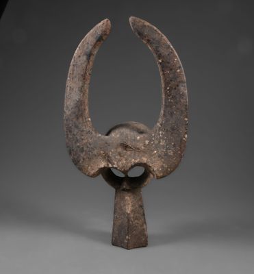 une vieille sculpture en fer représentant une tête d'éléphant avec des cornes