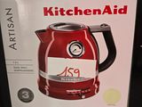 une bouilloire KitchenAid rouge exposée dans un magasin