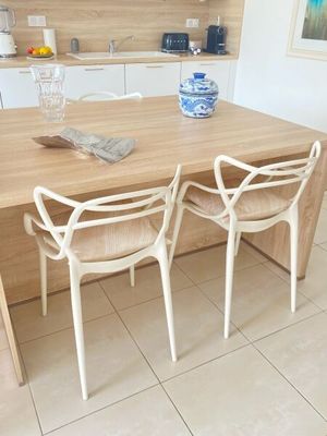 deux chaises près de la table de la cuisine