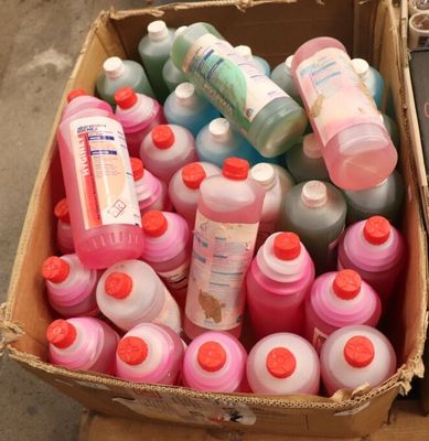 une boîte en carton remplie de pots de peinture et d'un téléphone portable