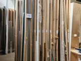 Il y a beaucoup de types de bois différents dans cette pièce