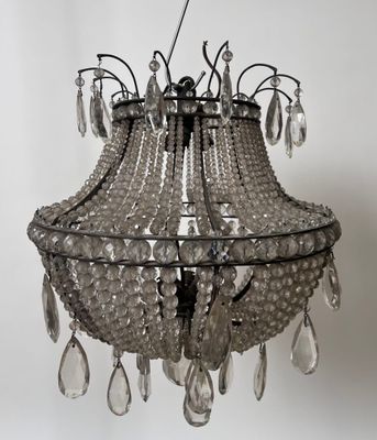 un lustre composé de perles de verre suspendu au plafond