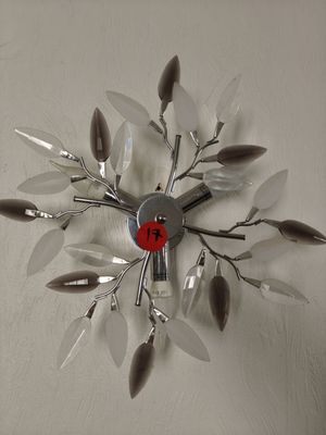 une horloge accrochée au mur de la pièce