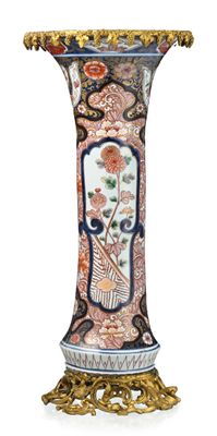 un vase orné d'un motif floral