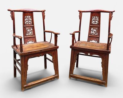paire de chaises chinoises anciennes avec dossier et accoudoirs sculptés