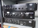 Il y a de nombreux types d'appareils électroniques dans cette pièce