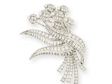 une broche en diamants et plaquée platine, signée Van Cleef