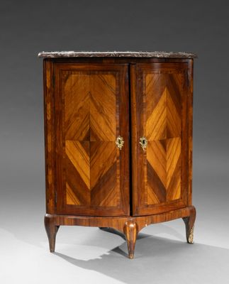 une armoire ancienne en bois à deux portes, avec un plateau en marbre