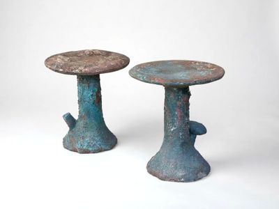 paire de tabourets anciens en fonte, avec une finition « patt » bleue