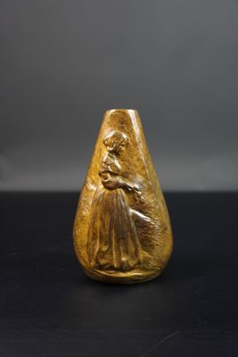 une image représentant une figurine en or posée sur une surface noire