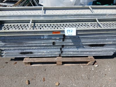 une pile de grilles en acier posée sur une palette