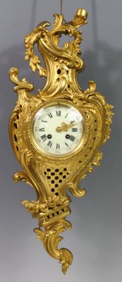 Cartel d'applique en bronze doré mouvementé ajouré à décor d…