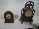 deux horloges placées l'une à côté de l'autre sur une table