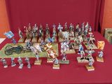 de nombreuses figurines de soldats exposées sur une table rouge