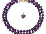 un ensemble composé d'un collier et d'un bracelet avec des perles en amethorate et une breloque en forme de cœur