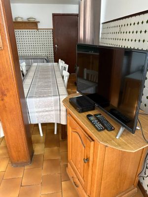 un téléviseur posé sur un meuble dans une pièce