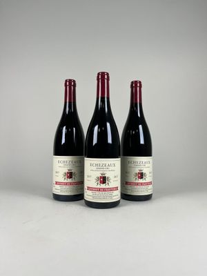 trois bouteilles de vin rouge posées côte à côte sur une table