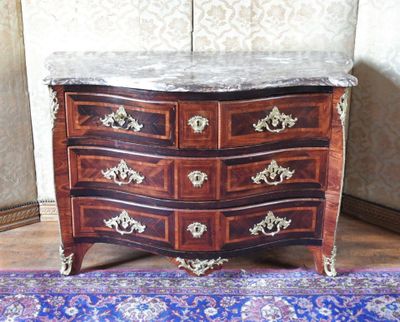 une commode en marbre dans le coin d'une pièce