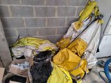 un tas de sacs et d'autres objets par terre