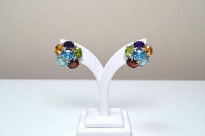 Une paire de boucles d'oreilles "tuti fruti" en argent serti…
