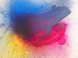 un gros plan sur un morceau de papier couvert d'éclaboussures de peinture