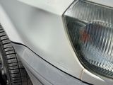 un gros plan sur le pare-chocs avant et le phare d'une voiture