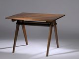 un gros plan d'une petite table en bois posée sur une surface blanche