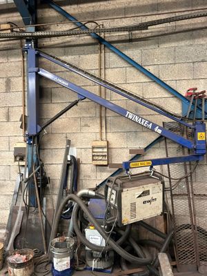 une photo d'un homme travaillant sur une grue dans un garage