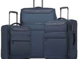 trois bagages à roulettes posés les uns à côté des autres