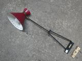 une lampe rouge et blanche posée par terre