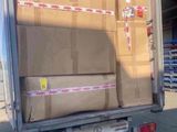 un camion dont l'arrière est rempli de cartons