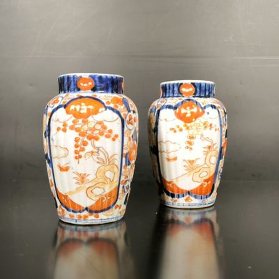 deux vases posés sur une table