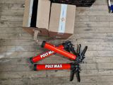 un vélo rouge posé par terre