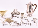 beaucoup d'objets en argent posés sur une table