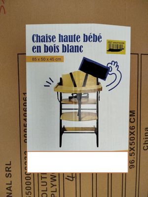 boîte en carton sur laquelle figurent l'image d'une chaise et d'un ordinateur portable