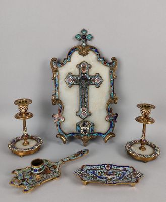 une image représentant un ensemble d'objets, notamment une croix, des bougeoirs et un miroir