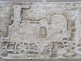 une plaque en pierre sur laquelle est représenté un train