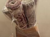 une boîte en carton remplie de rouleaux de tissu et d'un rouleau de papier toilette