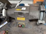 une machine posée sur le sol dans le garage