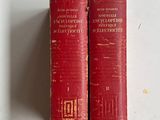 deux livres posés sur une table