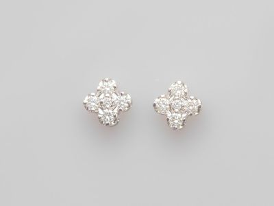 une paire de boucles d'oreilles en diamant