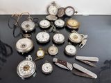 de nombreux modèles différents de montres de poche posés sur une table