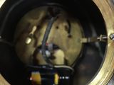une horloge posée au milieu d'une table