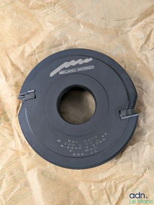 un objet en plastique noir posé sur une feuille de papier