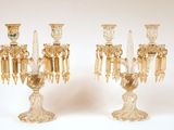 paire de bougeoirs en verre transparent avec des chandeliers sur pied