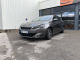 la voiture grise est garée devant un bâtiment