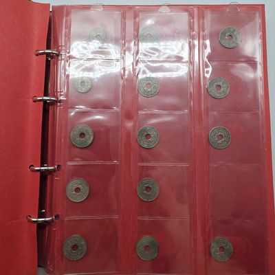 un livre rouge contenant un tas de pièces de monnaie