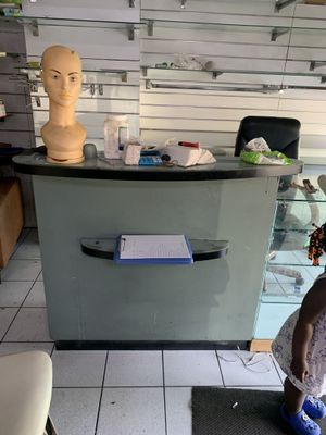 une petite fille qui se tient devant un comptoir