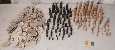 un grand nombre d'objets différents posés sur une table