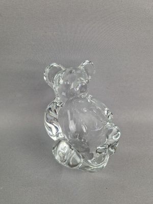 figurine en verre transparent représentant un éléphant tenant un éléphanteau dans ses bras